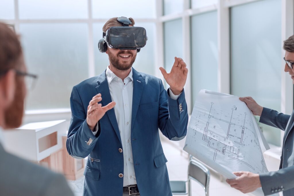 Grupa pracowników biorąca udział w bezpiecznym szkoleniu BHP z wykorzystaniem aplikacji VR i MR.