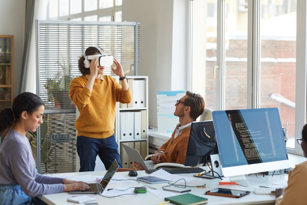 Pracownik korzystający z technologii Mixed Reality (MR) widzi cyfrowe instrukcje 3D nałożone na realne stanowisko pracy.